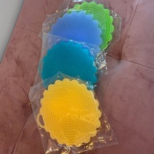 Set of 4 silicone scrubbers - new